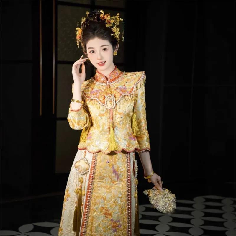 The new Chinese-style golden heavy industry small-sized embroidered wedding dress with dragon and phoenix gives a toasting feel