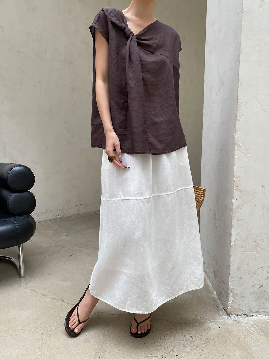 Sommerliches Damen-Shirt in unregelmäßiger, einfarbiger Ausführung mit gedrehten, lockeren und schmal geschnittenen Ärmeln. – Detail 25