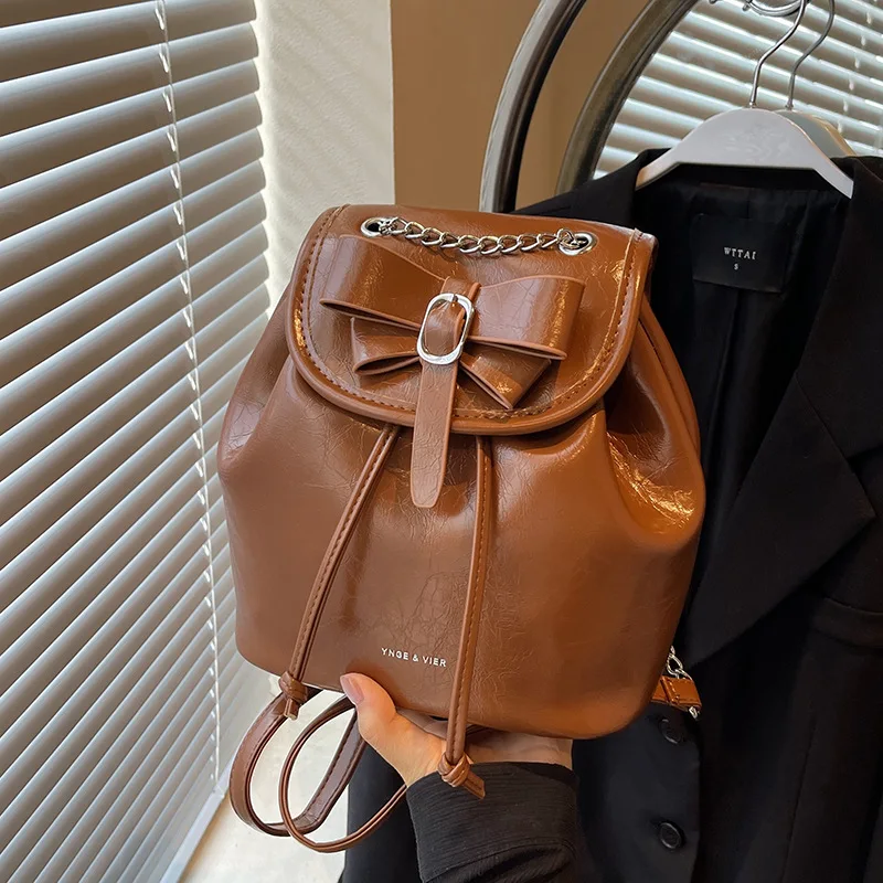 

2025 Vintage Oil Leather Backpack for Women Mini Commuter Daypack Fall Elegant Rucksack Retro Versatile Small Bag