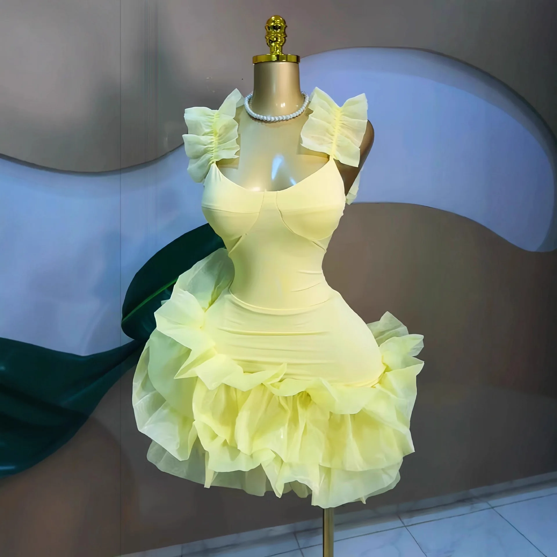 

Женское элегантное короткое платье-футляр без рукавов с завышенной талией и бретельками, модель 2026 года