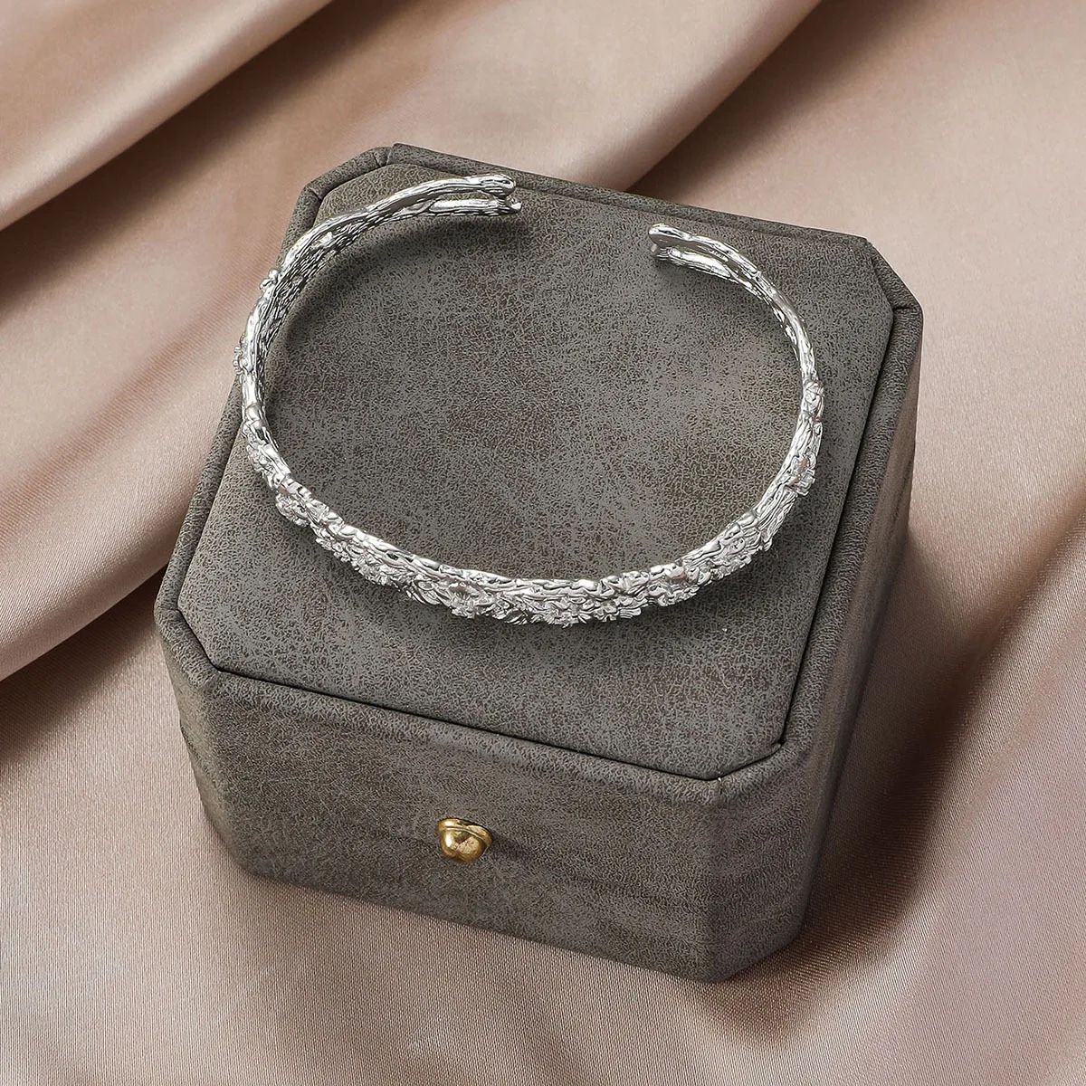 Cross-border new Xiyin women's bracelet, a retro personalized fold, fashionable personalized opening, women's diamond setting ma