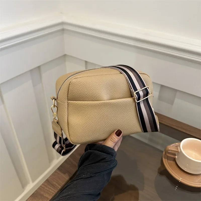 Bolso cuadrado pequeño versátil de moda con superficie suave de textura premium