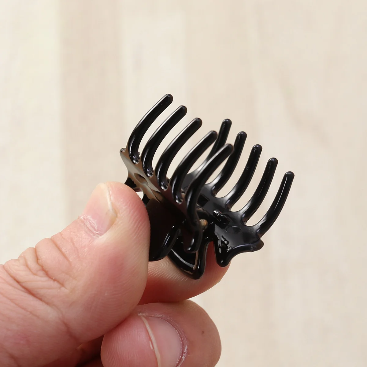 

2 шт. маленькие зажимы для челюстей для женщин и девочек, дизайн с массивными зубцами, пластиковые когти для волос, аксессуары для укладки волос, яркий, черный, ярко-коричневый