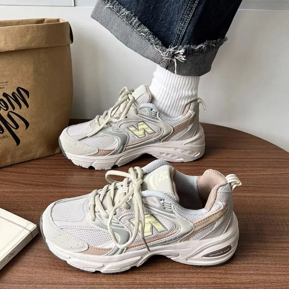 نيو بالانس NB 530 مع جلد حروف، مقدمة دائرية، قصة منخفضة، حذاء جري كاجوال، للجنسين، رمادي فاتح. #1