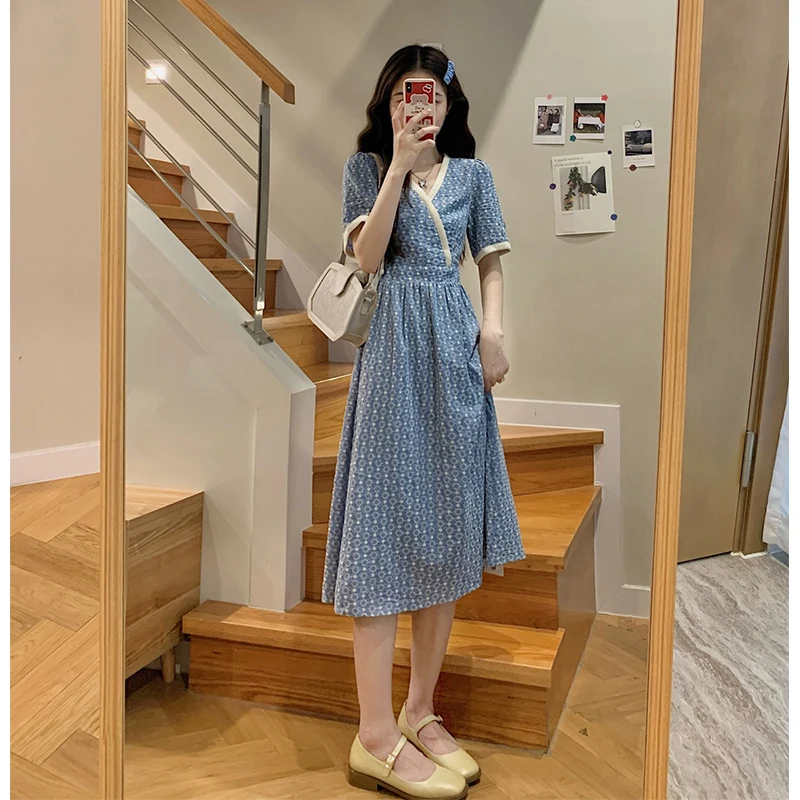 robe-longue-amincissante-en-polyester-a-col-en-v-motif-floral-bleu-doux-style-nouveau-pour-l'ete-collection-tea-break-camellia-disponible-en-ligne-exclusivement