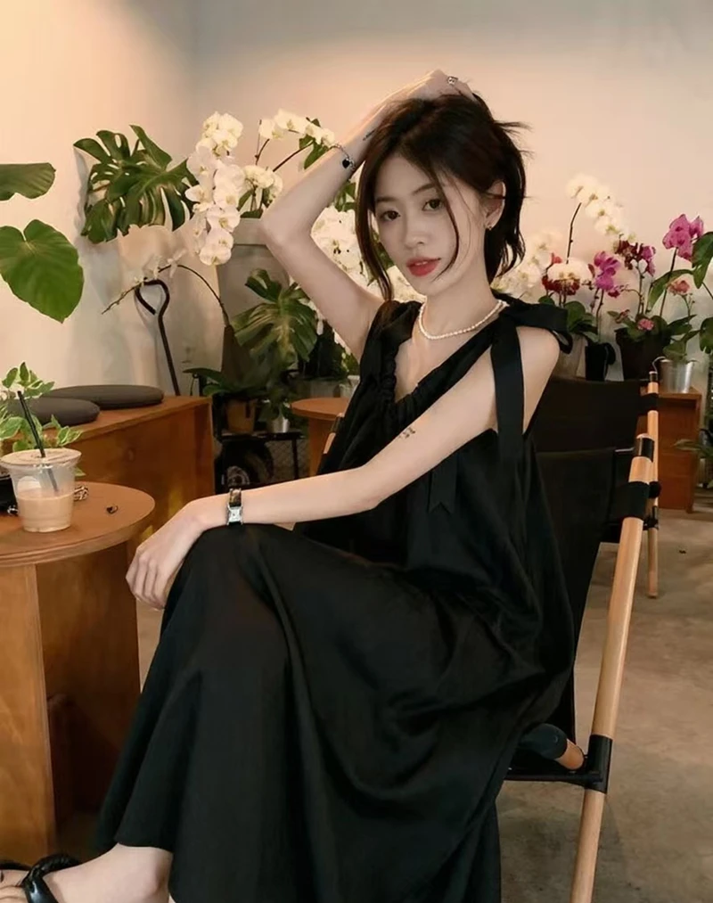 French-style gentle and laid-back vacation style loose halter dress for women, summer high-end design sense mid-length