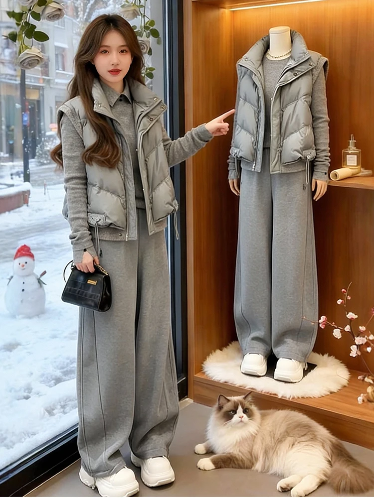 

Комплект повседневной спортивной одежды для женщин: брюки с высокой талией и широкими штанинами, жилет и футболка. Зимний модный тренд. Стиль «Маленькая Франция».