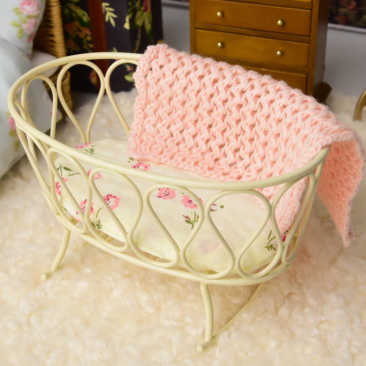 1:12Miniature Simulation Furniture metal baby basket with one padding for Bjd Ob11 doll house