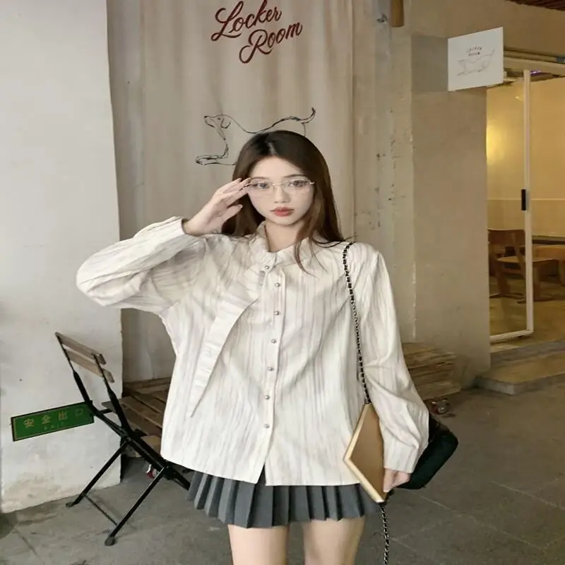 フレッシュでキュート、カジュアルな日常使いに。2025年秋の新作、レトロでクラシックな万能シャツデザイン。フレンチニッチなストライプ柄の長袖シャツトップス。