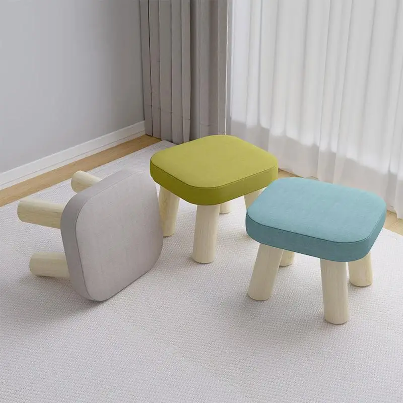 chaussures-a-langer-assise-douce-carre-siege-bas-et-souple-petit-tabouret-de-menage-en-bois