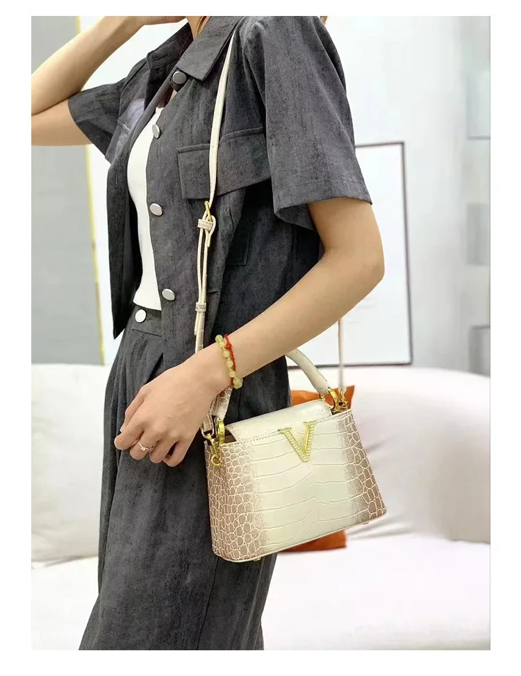 

Luxury Crocodile-patterned Women's Bag, Handcrafted Diamond-embellished, Versatile Handheld/Shoulder/Crossbody Bag