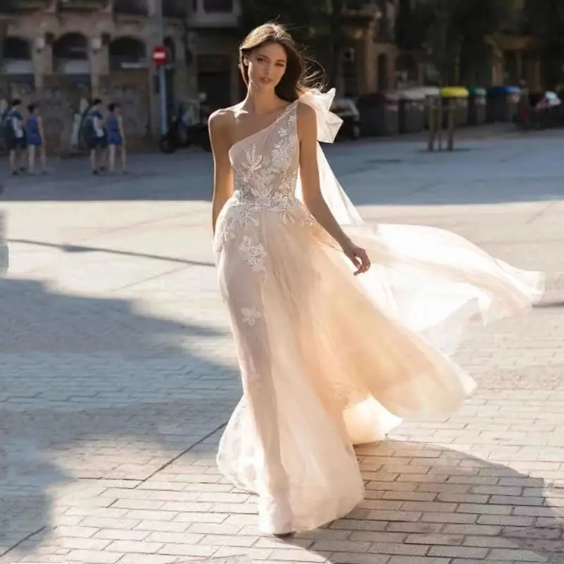 Abito da cerimonia nuziale con applicazioni in tulle monospalla Boho sexy personalizzato con abiti da sposa con strascico aperto sul retro realizzati su misura # 4262