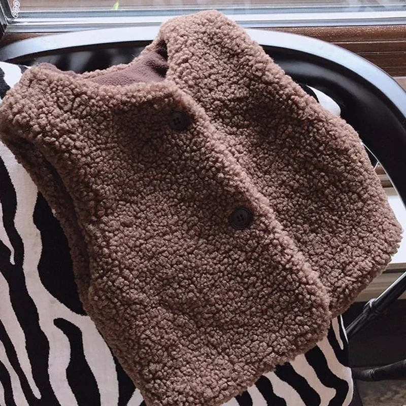 Herbst-Winter-Weste aus Lammwolle mit Samtfutter für Mädchen und Jungen, Plüschweste, einreihig, V-Ausschnitt, warmer, modischer Mantel für Kinder – Detail 6
