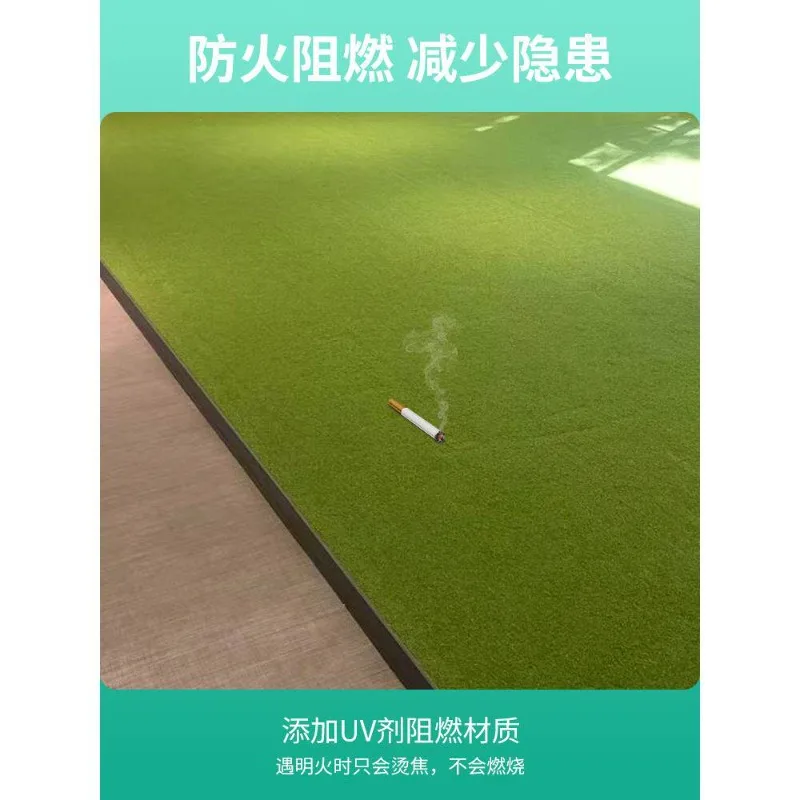 gazon-artificiel-pour-entrainement-prive-en-salle-de-sport-piste-a-lignes-blanches