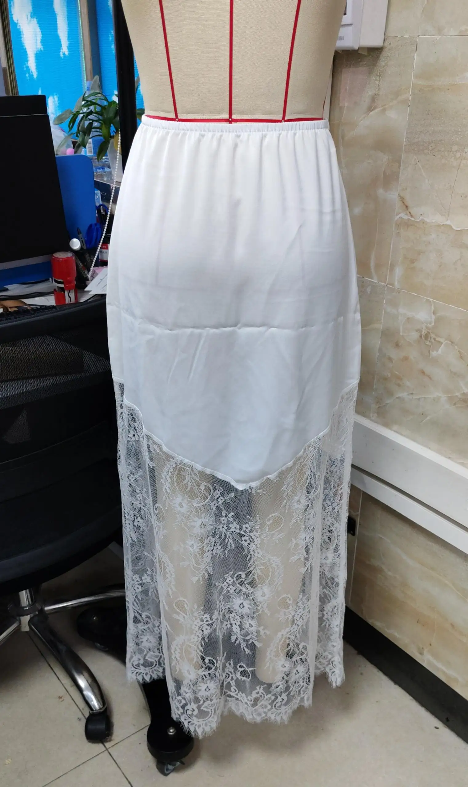 กระโปรงมิดิผู้หญิง แต่งขอบลูกไม้สีขาว ลายดอกไม้ ดีเทลผ้าซีทรู เอวกลาง สำหรับฤดูร้อน กระโปรงพลิ้วไหว สง่างาม ความยาวระดับกลาง