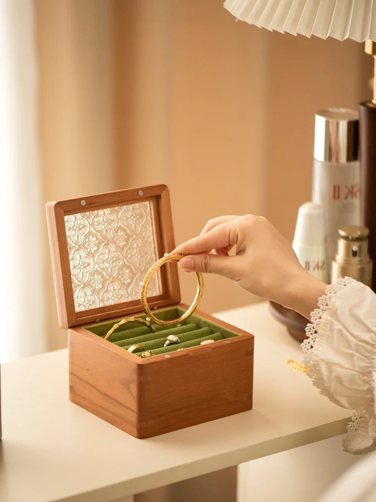 

Деревянная шкатулка для украшений, маленькая, элитная, для хранения браслетов, серег, свадебных подарков, новинка 2025 года, модные аксессуары