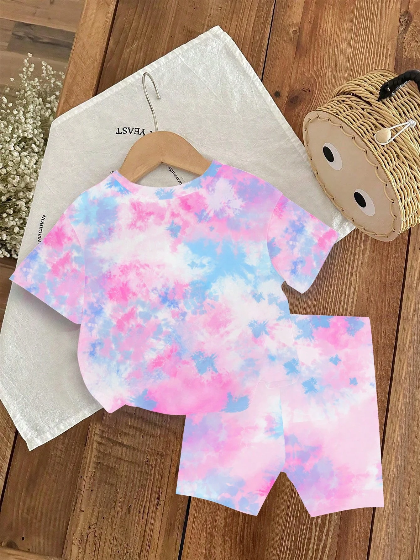 2-teiliges Mädchen-Outfit, rosa-blaues Tie-Dye-T-Shirt mit „HEY GIRL“-K-POP-Cartoon-Print und passendem Shorts-Set – Detail 2