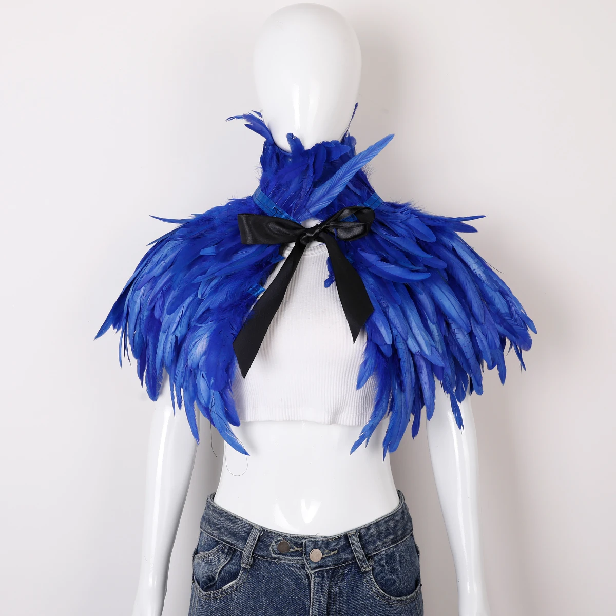 Feder-Schal-Cape – Gotischer Schulterüberwurf aus Naturfedern mit schwarzem Band zum Binden für Halloween, Karneval, Rave, Cosplay-Partys – Detail 2