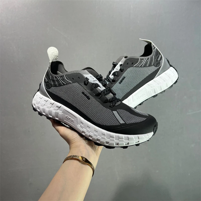 أحذية رياضية عالية الركبة، هيكل دعم ثابت، أكثر استقرارًا لتشغيل المسار