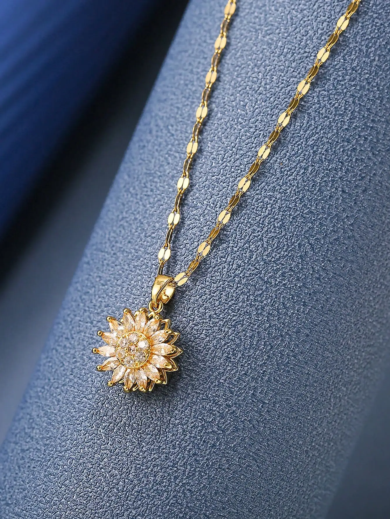 1 stainless steel plated 18K gold lip chain with rotatable sunflower necklace pendant