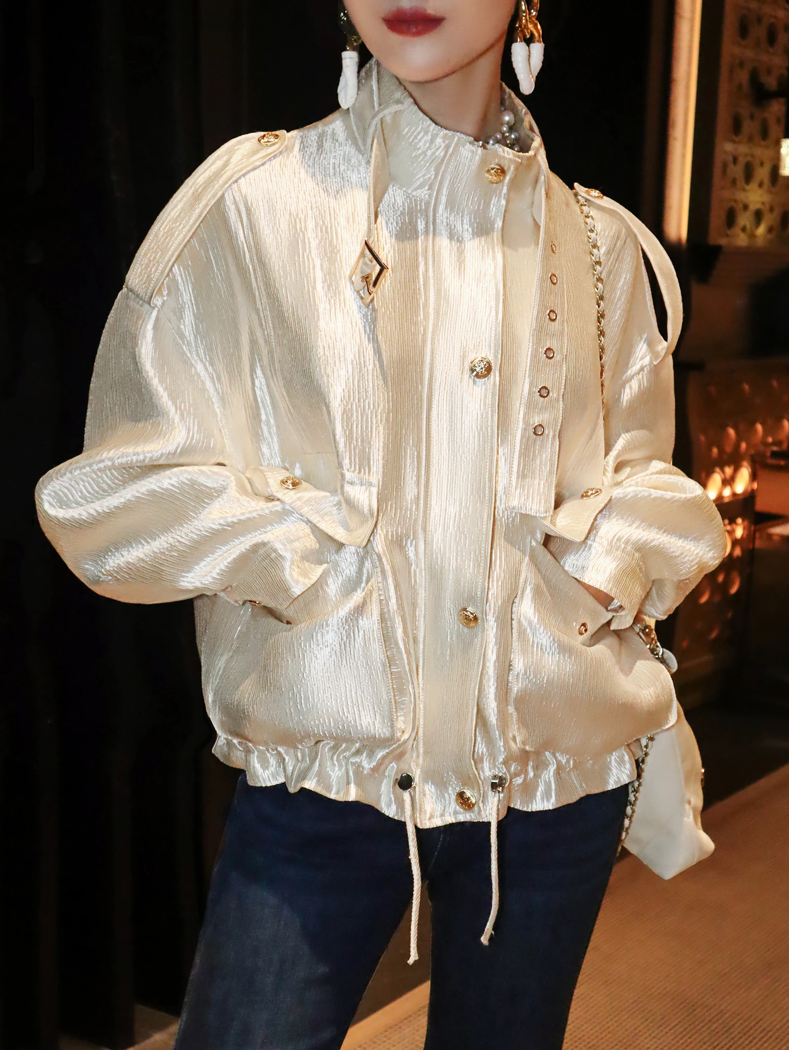 

Изысканный дизайн, сенсационная новинка: женская свободная длинная рубашка-жакет из роскошного сатина Raseel, цвет мика-белый, с застежкой-молнией.