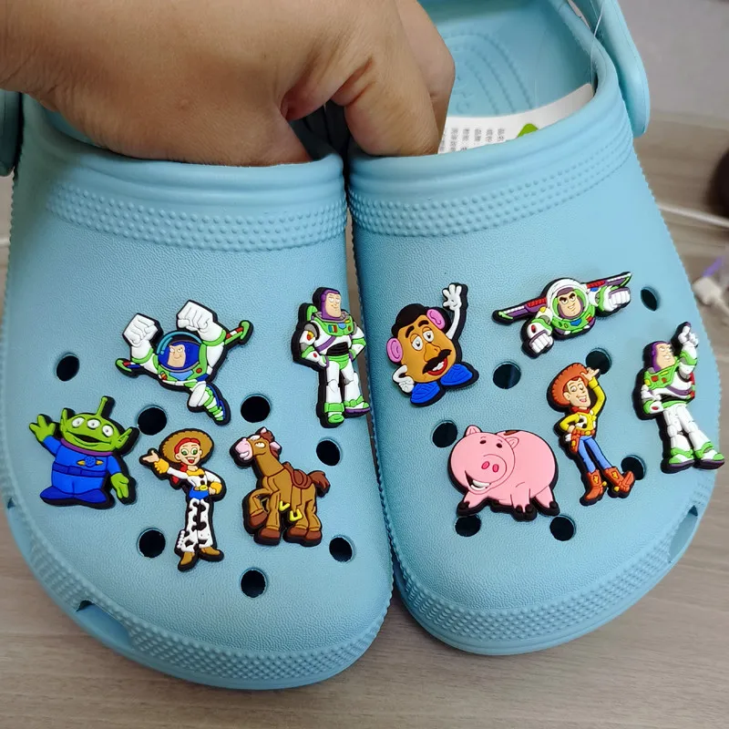 MINISO لعبة قصة سلسلة الطنانة وودي قصب لوتسو جيسي الأجانب الأحذية السحر اكسسوارات صالح تسد الصنادل حذاء للحديقة الديكور