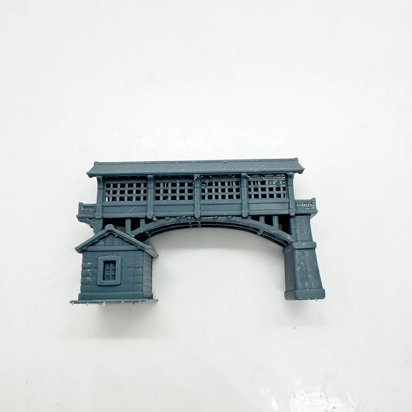 Most z koperty z kamiennym domem Diorama LYTS123 1/87 1/160 1/220 Miniaturowy model budynku Samochód wojskowy