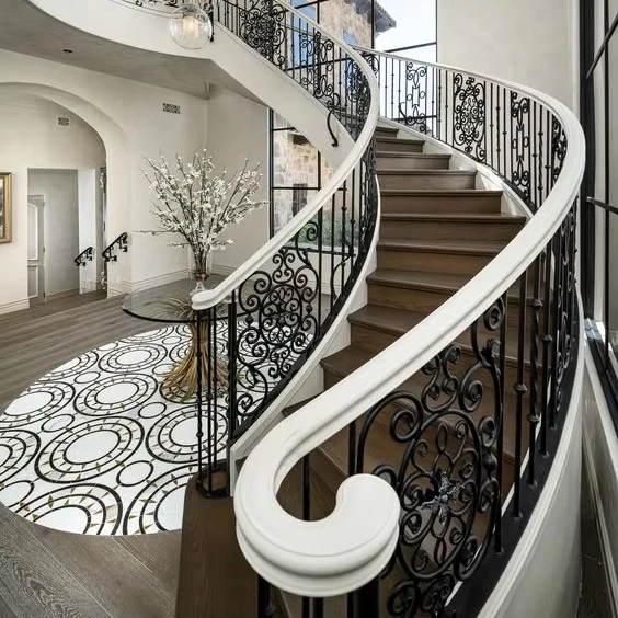 Hochwertige, luxuriöse, maßgefertigte, moderne Design-Innenspiraltreppe aus Schmiedeeisen mit Glasgeländer für Villen