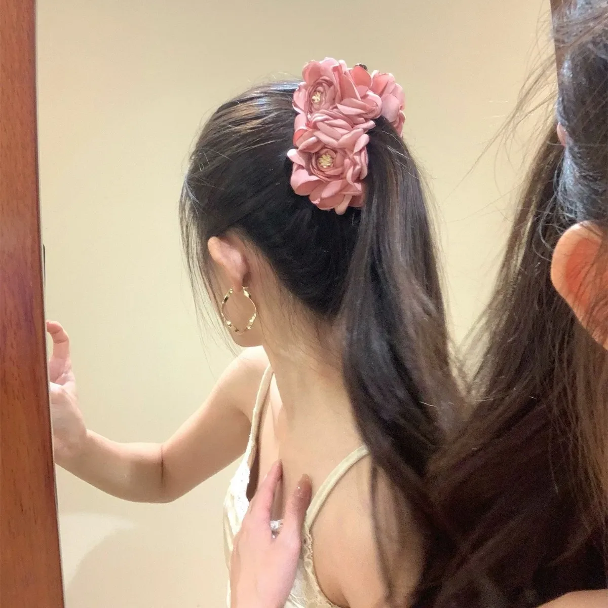 

Ladies' Hair Clip French 3D Camellia Flower Gentle Headwear High-quality Hair Accessories Sweet Elegant Fashionable Banana Clips