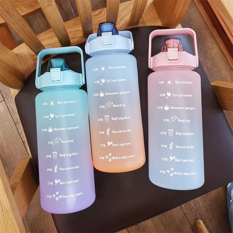 2L Outdoor Große Kapazität Sport Wasser Flasche Kreative Kunststoff Tasse Bounce Abdeckung Outdoor Auslaufsicher Stroh Tasse mit Zeit Marker