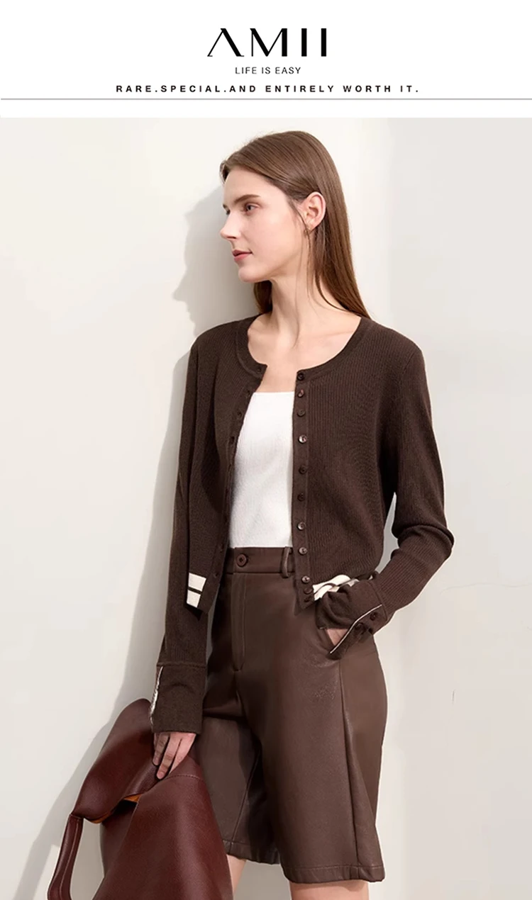Amii Minimalism 2026 Strickjacke für Damen Herbst Neu Pendler O-Ausschnitt Gespleißte Kurze Wollstreifen Schlanke Langarm-Oberteile 12443022 – Detail 1
