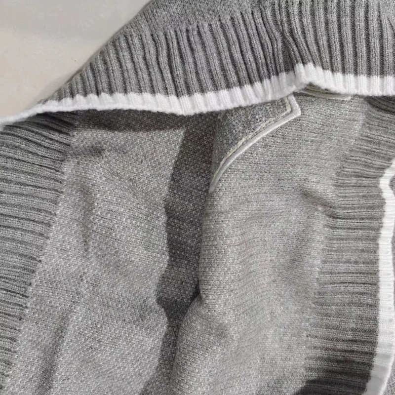 เสื้อสเวตเตอร์ไหมพรมสีเทา คอกลม ลายยอดนิยมสไตล์ยุโรปอเมริกัน สำหรับฤดูใบไม้ร่วงและฤดูหนาว แบบ Y2K ให้ความอบอุ่น เหมาะสำหรับทั้งผู้ชายและผู้หญิง