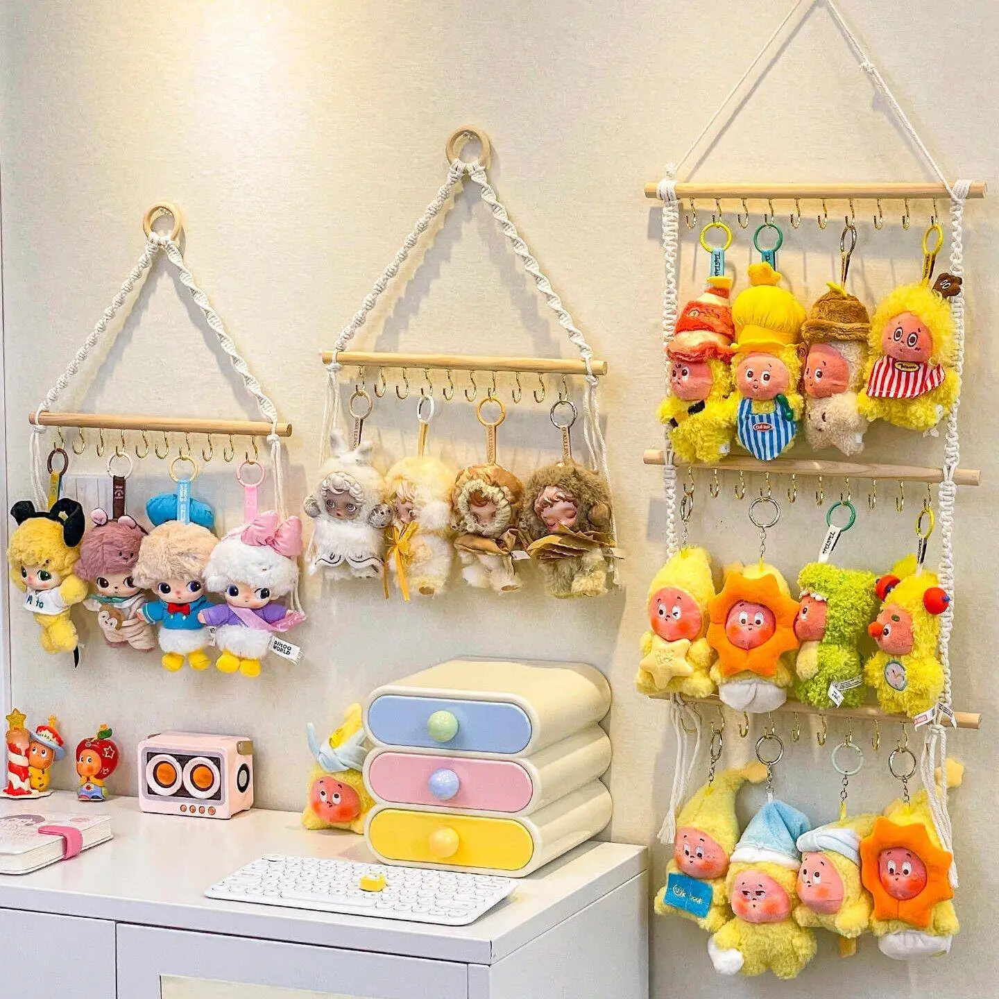 serie-di-organizzatori-per-bambole-di-peluche-borsa-appendibile-per-modelli-in-vinile-espositore-con-corda-mensola-quadrata-in-legno-per-collezioni-per-adulti