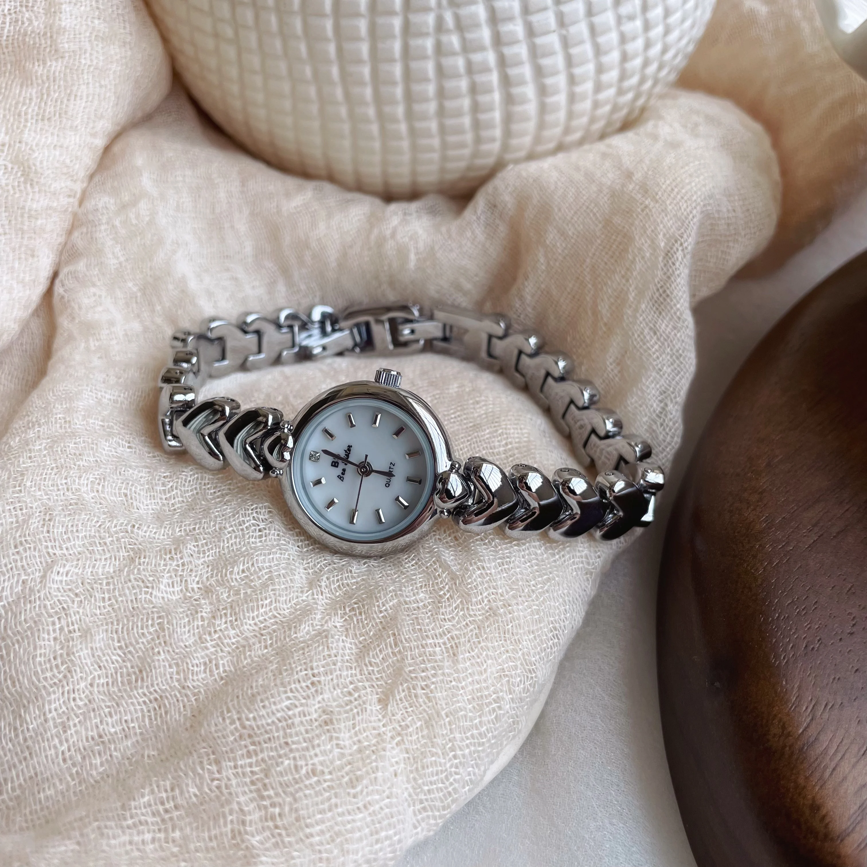 Heart-shaped women's watch, exquisite, compact, high-value, simple, light luxury, and sophisticated, suitable for students.