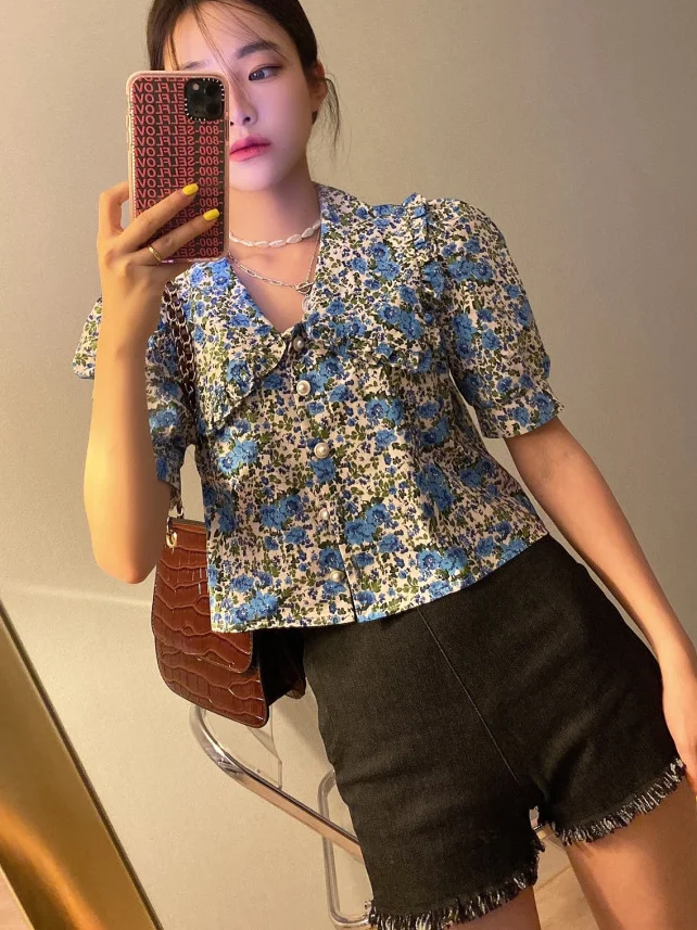 เสื้อคลุมสไตล์ฮ่องกงย้อนยุค สีสันสดใส ลายดอกไม้ พิมพ์ลายดอกไม้ แต่งกระดุมมุก แต่งขอบไม้ ดีไซน์หวาน