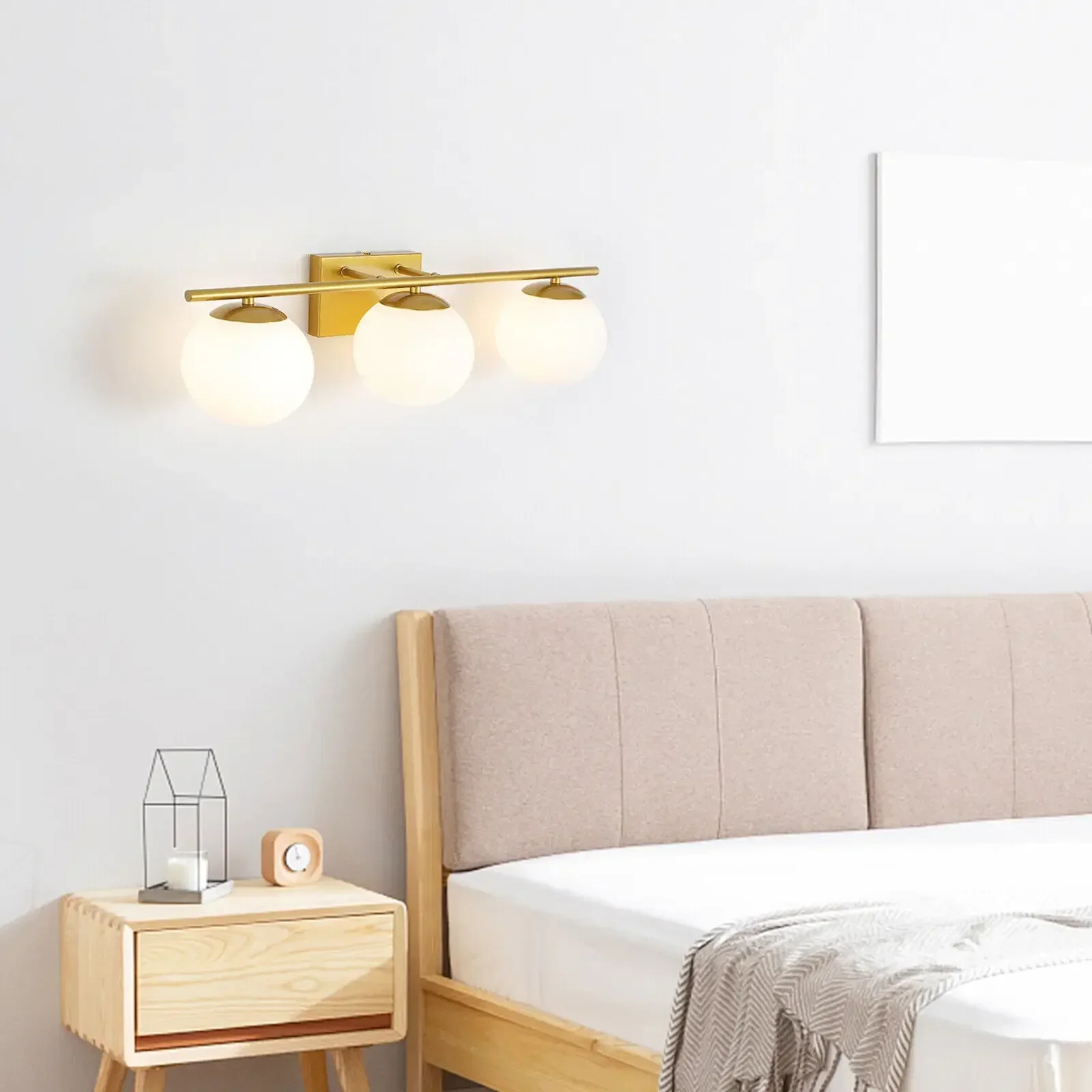 Lámpara de pared rústica dorada para tocador de baño, accesorio estilo granja blanco leche para espacio de baño