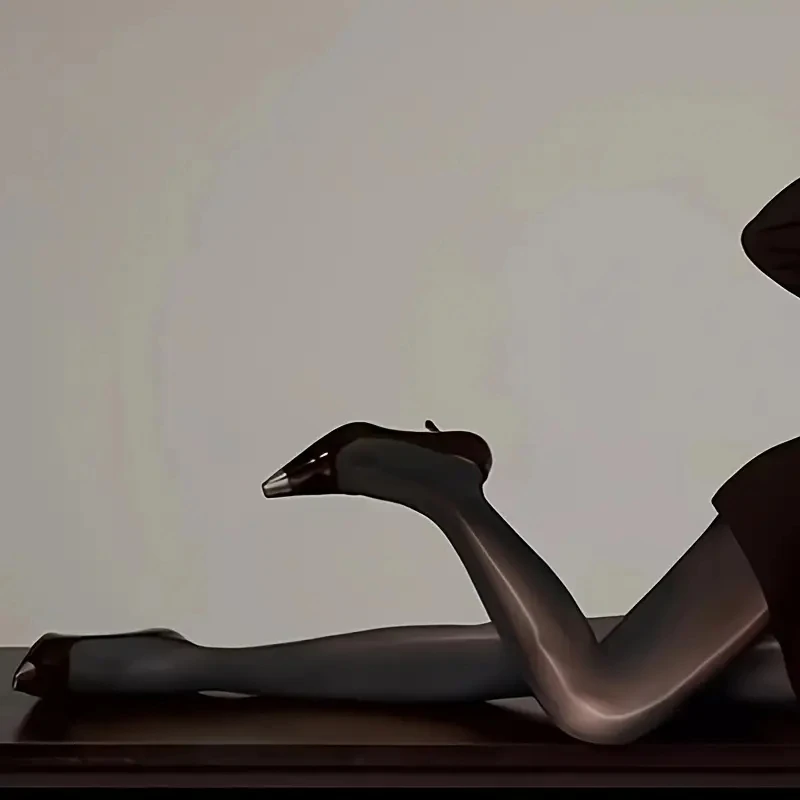 زوج واحد من الجوارب السوداء اللامعة عالية الخصر، جوارب طويلة من النايلون الناعم للنساء