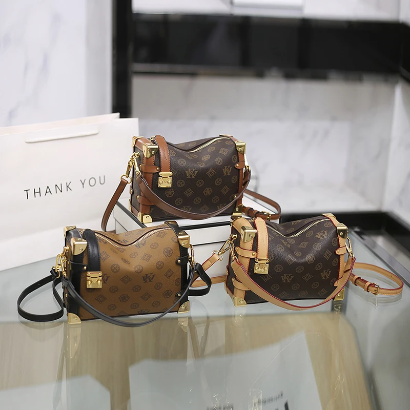 

Stylish Textured Leather Crossbody Bag - High-End Solid Color Messenger Tote with Retro Designer Details