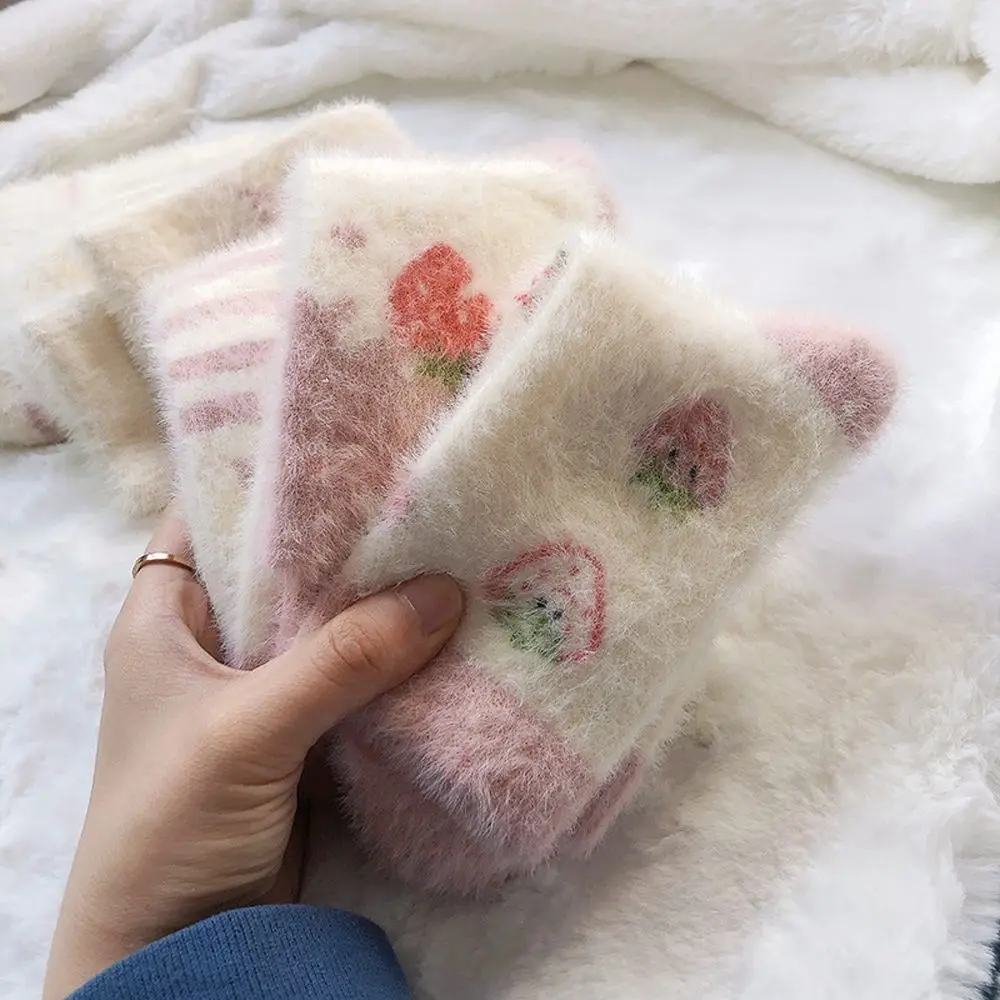 لطيف الدافئة الصوف شريط الإنجليزية الأبجدية الفراولة جوارب قطنية النمط الياباني الجوارب الجوارب النساء الجوارب القصيرة