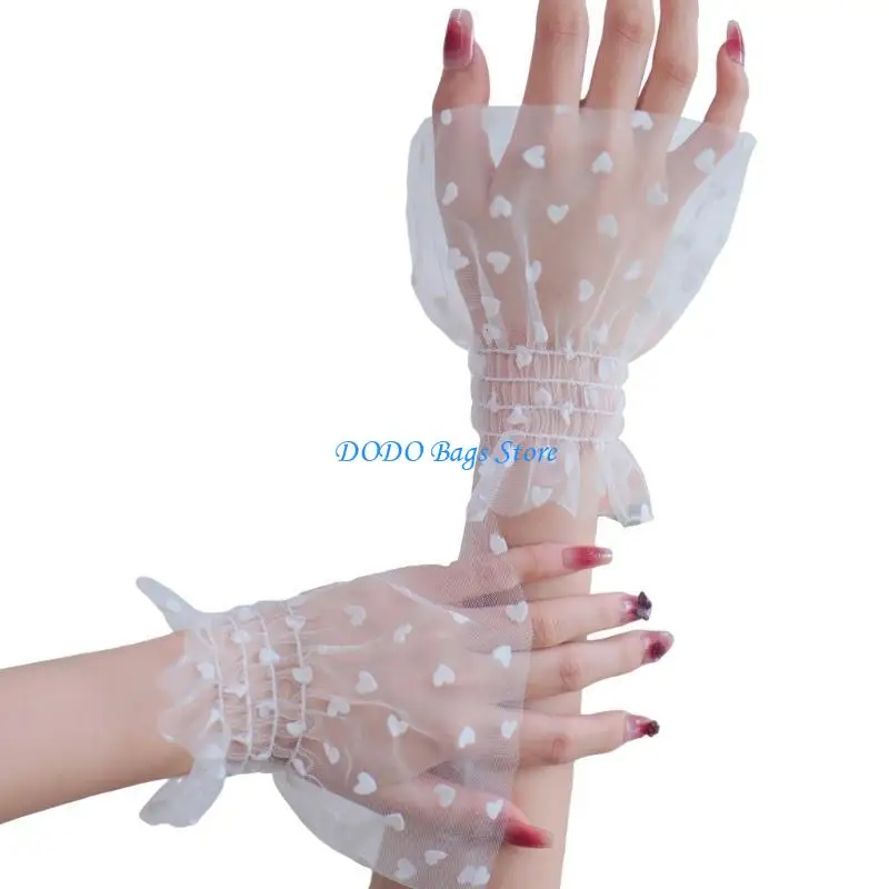 

Sheer Hand Covers Nails Art Studio Prop Элегантная детализация сердца фото реквизит
