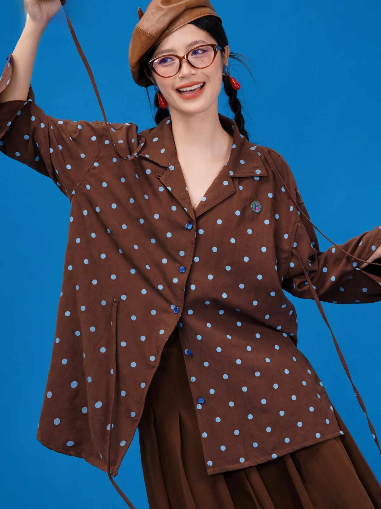 

Синяя свободная рубашка в горошек с длинным рукавом, осенне-зимняя, новая, теплая, функциональная, винтажный оригинальный дизайн, коричневая, женская