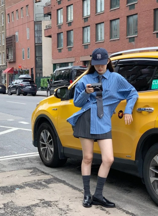 Luźna, codzienna koszula w paski z nieregularnymi guzikami, do warstwowego noszenia, uniwersalna, PREON, do pracy, damska, bawełniana, długa, dojazdy do pracy, elegancka.