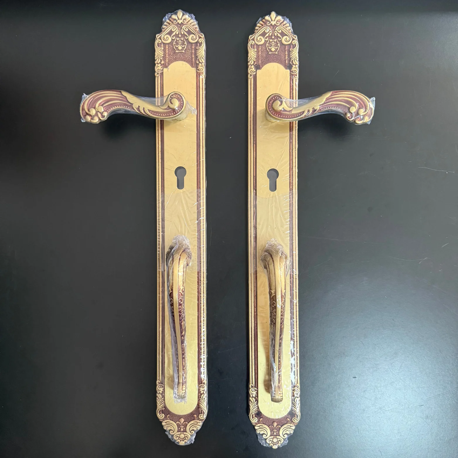 مقبض نحاسي كامل باللون الأحمر العنابي عالي الجودة بتصميم دمية على الطراز الحديث وأقفال أبواب المدخل الرئيسية للشقة