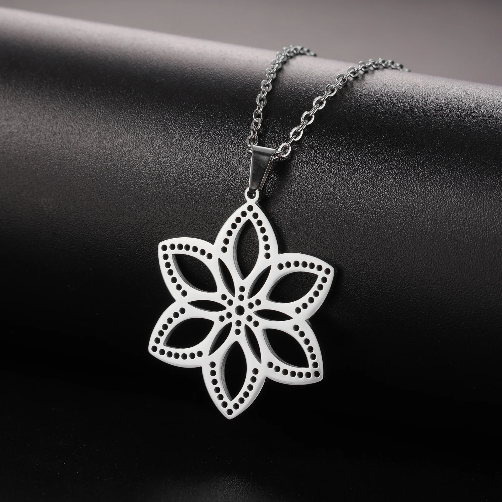 Hexagon Flower Pendant Necklace for Women Bohemian Jewelry Hollow Stainless Steel Accessory Link Chain Luxury Banquet Party Gift