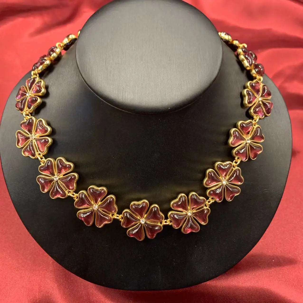 European and American Vintage Western Antique Court Style Floral Retro Pearl Necklace for Autumn and Winter