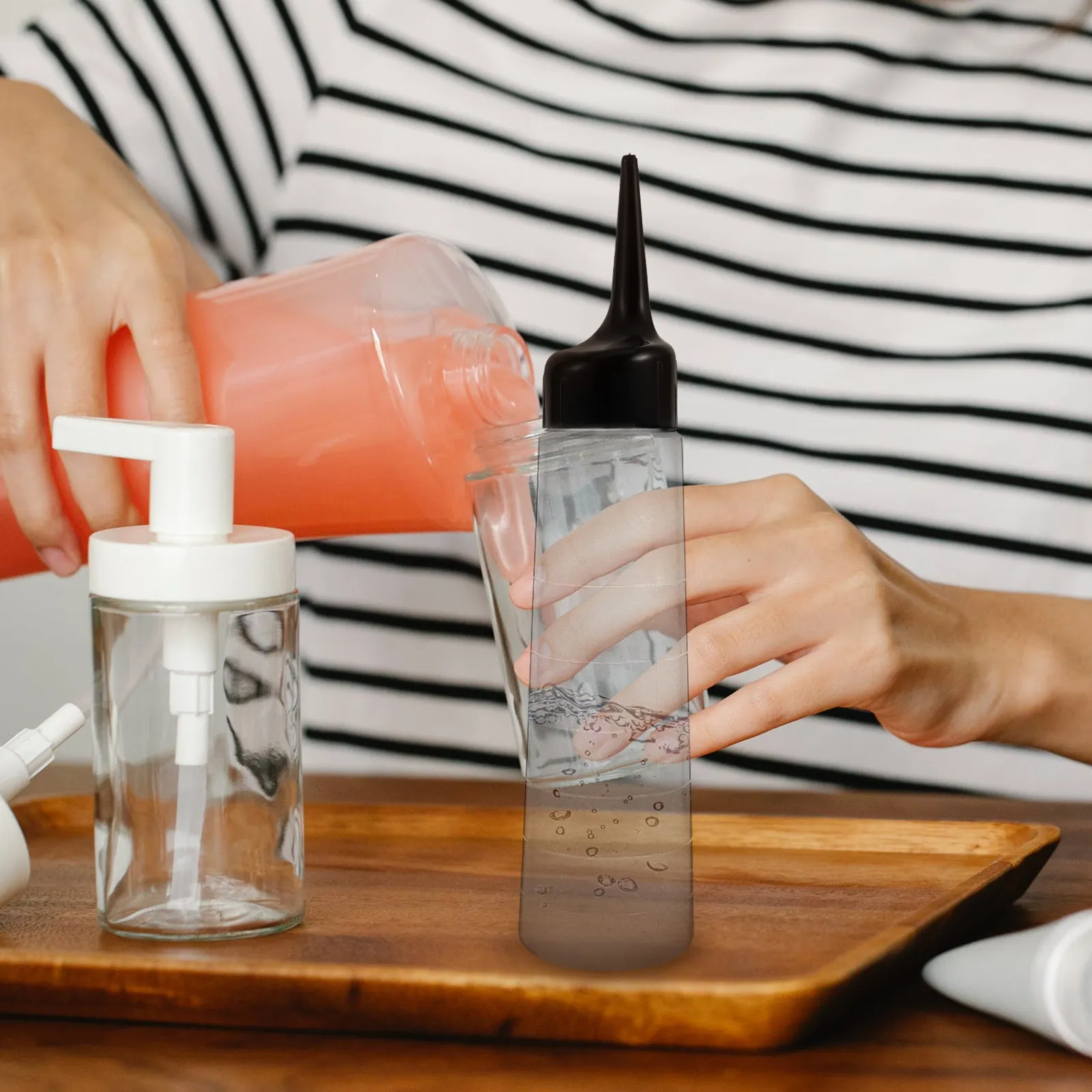 

Набор из 2-х пластиковых бутылок-дозаторов с градуировкой и заостренным носиком для розлива жидкостей и хранения лосьонов (для домашних животных)