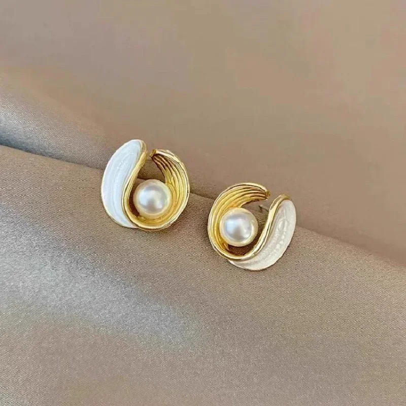 White Enamel Pearl Stud Earrings Vintage French Design Unusual Earrings for Women Minority Korean Fashion Ear Jewelry