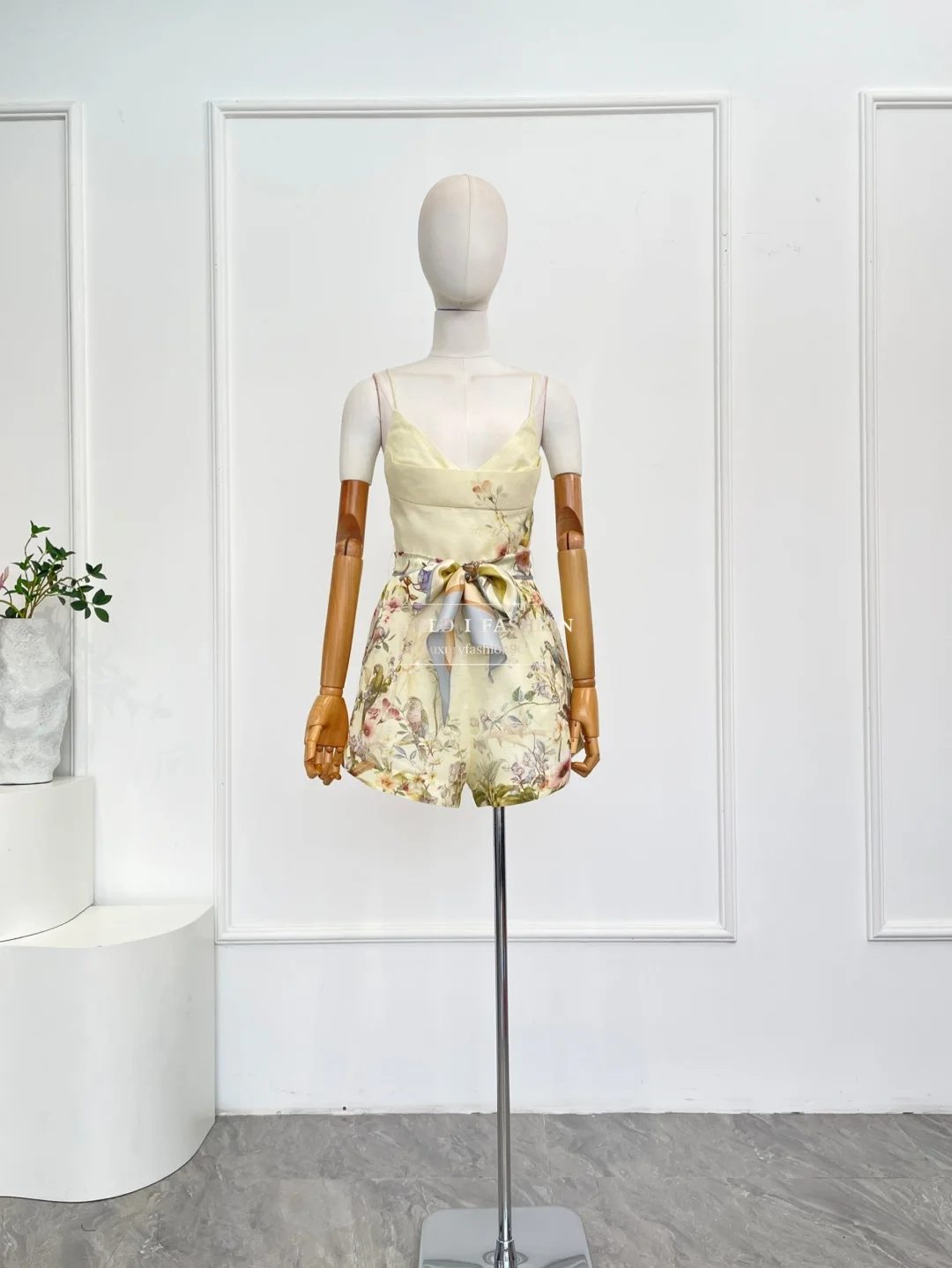 

Light Yellow Floral Print Sleeveless Backless Jumpsuit 2025 New Design