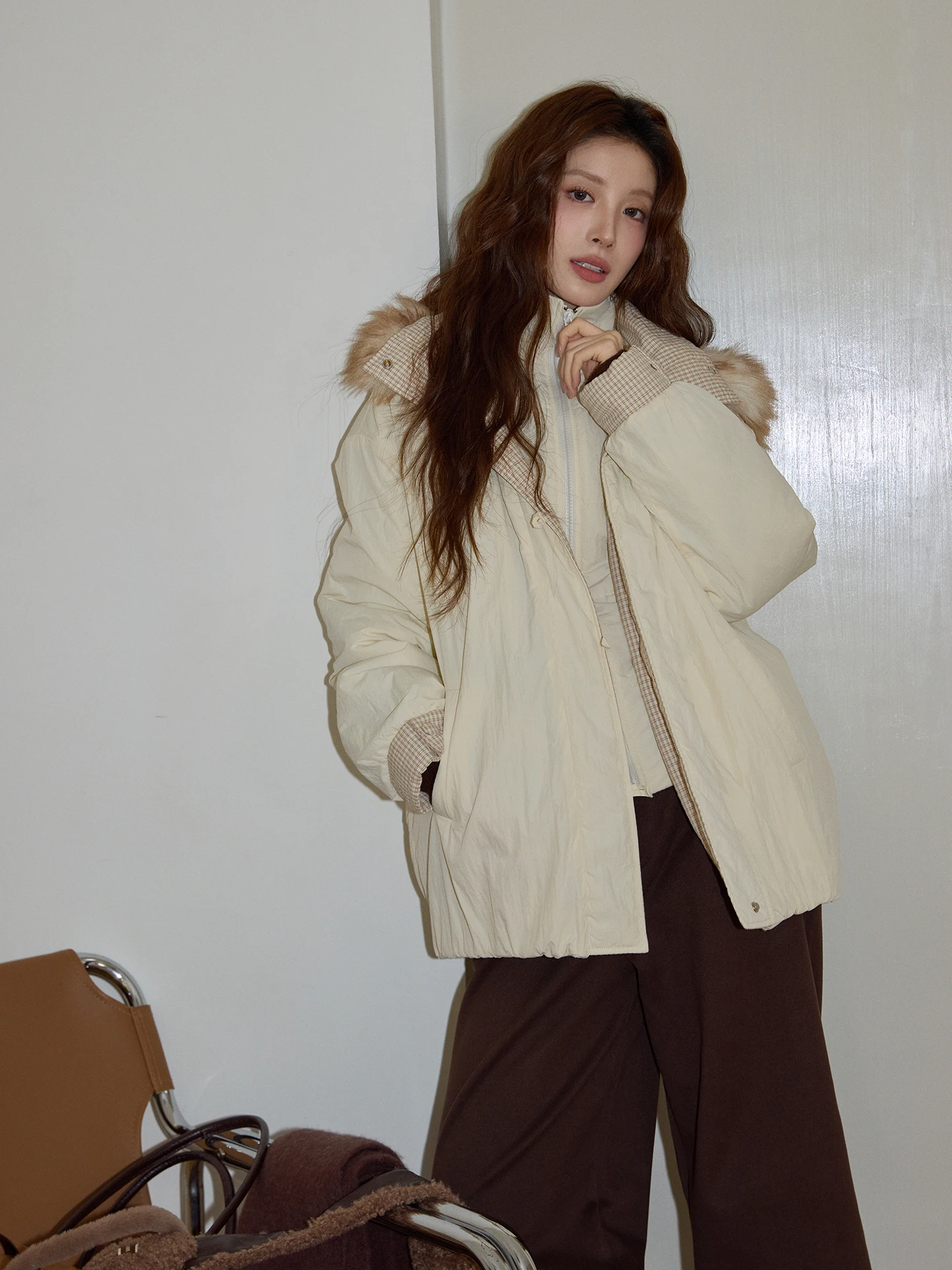 

Зимнее теплое длинное пальто Chaocha Home из хлопка для женщин, свободный крой, с капюшоном и меховым воротником, в корейском стиле, эксклюзивно онлайн