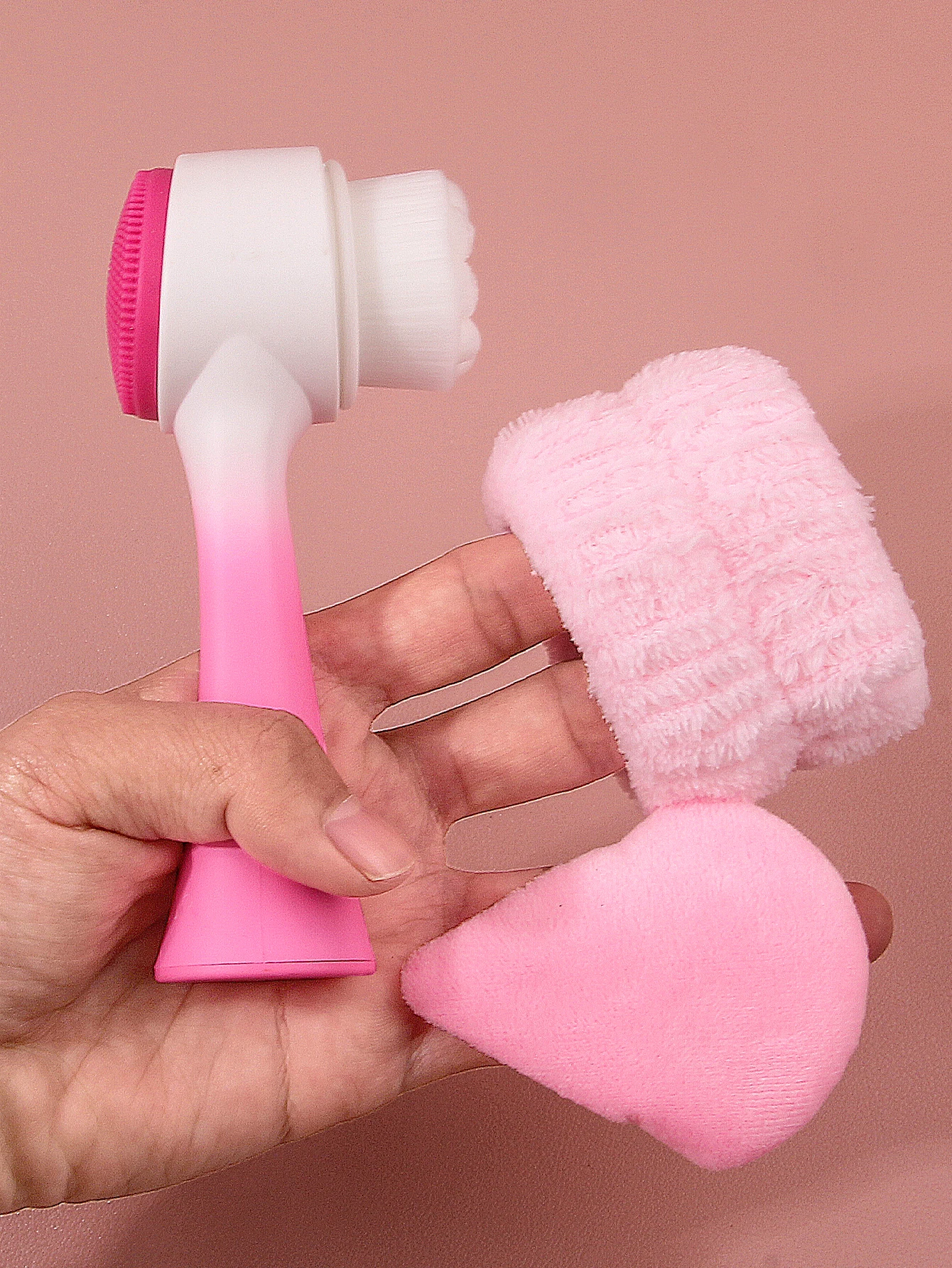 4 قطع ربطة شعر ناعمة، حزام معصم، مجموعة تنظيف فرشاة الوجه + قطعتان من إسفنجة البيض المثلثة الجافة والرطبة ذات الأغراض المزدوجة